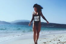 Ana Malhoa mostra curvas na praia