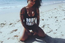 Ana Malhoa mostra curvas na praia