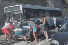 Populares tiveram de remover veículo que impedia autocarro de passar