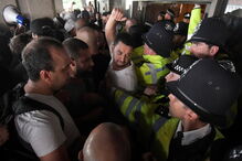 Manifestantes exigem verdade sobre todas as vítimas do incêndio na torre Grenfell