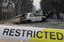 Carros ficaram encurralados pelo fumo e chamas do incêndio de Pedrógão Grande, matando os ocupantes