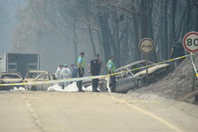 Muitos corpos foram encontrados dentro de carros. Vítimas tentavam fugir quando foram cercadas pelo fogo em Pedrógão Grande