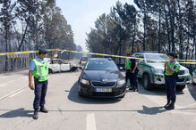 Muitos corpos foram encontrados dentro de carros. Vítimas tentavam fugir quando foram cercadas pelo fogo em Pedrógão Grande