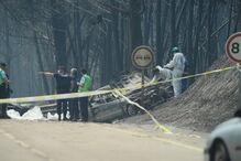 Muitos corpos foram encontrados dentro de carros. Vítimas tentavam fugir quando foram cercadas pelo fogo em Pedrógão Grande
