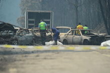 Muitos corpos foram encontrados dentro de carros. Vítimas tentavam fugir quando foram cercadas pelo fogo em Pedrógão Grande