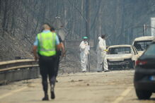 Muitos corpos foram encontrados dentro de carros. Vítimas tentavam fugir quando foram cercadas pelo fogo em Pedrógão Grande