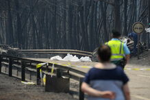 Muitos corpos foram encontrados dentro de carros. Vítimas tentavam fugir quando foram cercadas pelo fogo em Pedrógão Grande