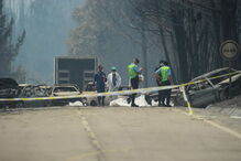 Muitos corpos foram encontrados dentro de carros. Vítimas tentavam fugir quando foram cercadas pelo fogo em Pedrógão Grande
