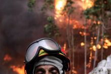 Bombeiros combatem as chamas em Pedrógão Grande