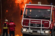 Bombeiros combatem as chamas em Pedrógão Grande