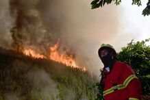 Bombeiros combatem as chamas em Pedrógão Grande