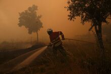 Bombeiros combatem as chamas em Pedrógão Grande
