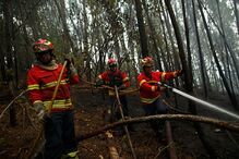 Bombeiros combatem as chamas em Pedrógão Grande
