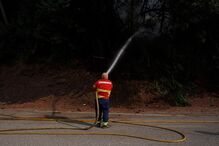 Bombeiros combatem as chamas em Pedrógão Grande