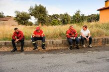 Bombeiros combatem as chamas em Pedrógão Grande