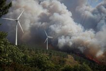 Bombeiros combatem incêndio em Góis. População recusa-se a abandonar as casas