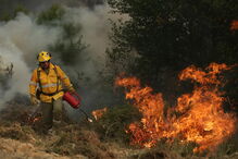 Bombeiros especialistas de Andaluzia combatem fogo com fogo