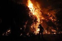 Bombeiros espanhóis ateiam fogo controlado