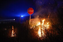 Bombeiros espanhóis ateiam fogo controlado