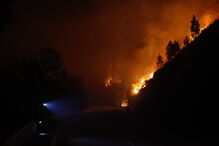 Bombeiros espanhóis ateiam fogo controlado