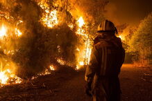 Bombeiros espanhóis ateiam fogo controlado