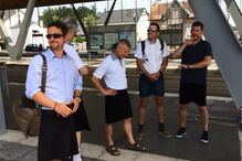 Motoristas trocam calças por saias, em França