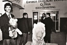 Rijkaard (esq.) em Alvalade com Jorge Gonçalves (à direita de óculos) 