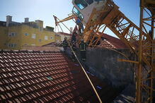 Imagens dos Sapadores mostram a grua acidentada em Lisboa