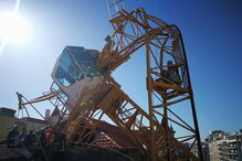 Imagens dos Sapadores mostram a grua acidentada em Lisboa