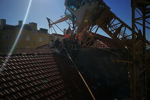 Imagens dos Sapadores mostram a grua acidentada em Lisboa