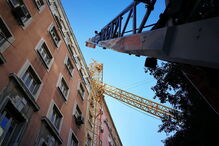 Imagens dos Sapadores mostram a grua acidentada em Lisboa