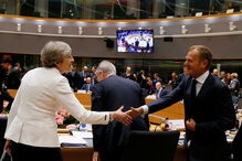 Theresa May cumprimenta Donald Tusk na cimeira de líderes europeus em Bruxelas  