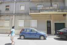 Vítima e mulher viviam no primeiro andar deste prédio no Carregado 