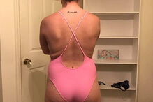 Convidada a sair de piscina por excitar os homens