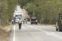 Carro ficou destruído. Bebé seguia no banco de trás, mas salvou-se    