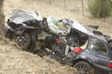 Carro ficou destruído. Bebé seguia no banco de trás, mas salvou-se    