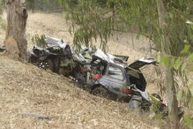 Carro ficou destruído. Bebé seguia no banco de trás, mas salvou-se    
