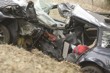 Carro ficou destruído. Bebé seguia no banco de trás, mas salvou-se    