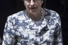 Theresa May promete manter direitos a cidadãos da UE