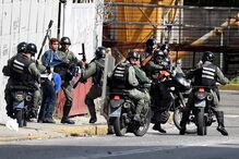 Centenas de venezuelanos bloquearam as ruas principais da cidade de Caracas