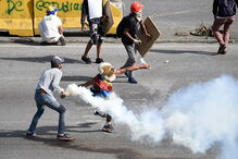 Centenas de venezuelanos bloquearam as ruas principais da cidade de Caracas