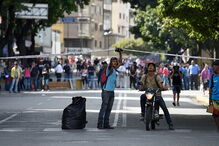 Centenas de venezuelanos bloquearam as ruas principais da cidade de Caracas