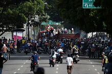 Centenas de venezuelanos bloquearam as ruas principais da cidade de Caracas