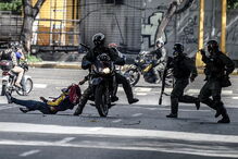 Centenas de venezuelanos bloquearam as ruas principais da cidade de Caracas