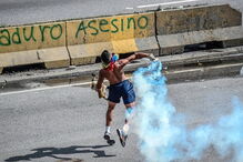 Centenas de venezuelanos bloquearam as ruas principais da cidade de Caracas