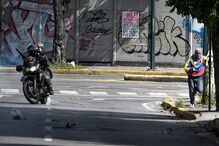 Centenas de venezuelanos bloquearam as ruas principais da cidade de Caracas