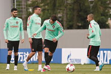 Luís Neto, Pepe (ausência certa para o jogo de amanhã), Cédric e Quaresma, numa fase do treino de ontem  