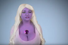 Bunny, a 'mulher roxa', quer aumentar o tamanho dos implantes de silicone