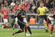 Cristiano Ronaldo e Arturo Vidal em despique, num jogo pelos respetivos clubes. 