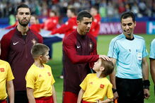 Cristiano Ronaldo autografou camisola de jovem fã em pleno relvado russo, antes da partida de Portugal com o Chile
